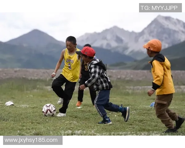 在绿茵场上绽放的爱情故事足球与心跳交织的浪漫瞬间