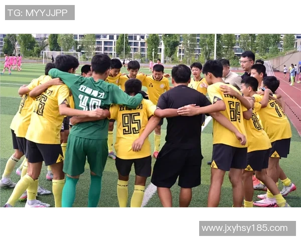 足球人海中追梦的少年们与绿茵场上的激情碰撞